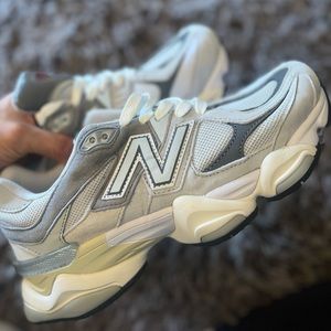 New Balance 9060 BRAND NEW unisex RARE SIZE 6.5 men’s // size 8 women’s